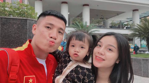 Các tuyển thủ Việt Nam khoe hình vợ con trong kỳ nghỉ ngắn ngày